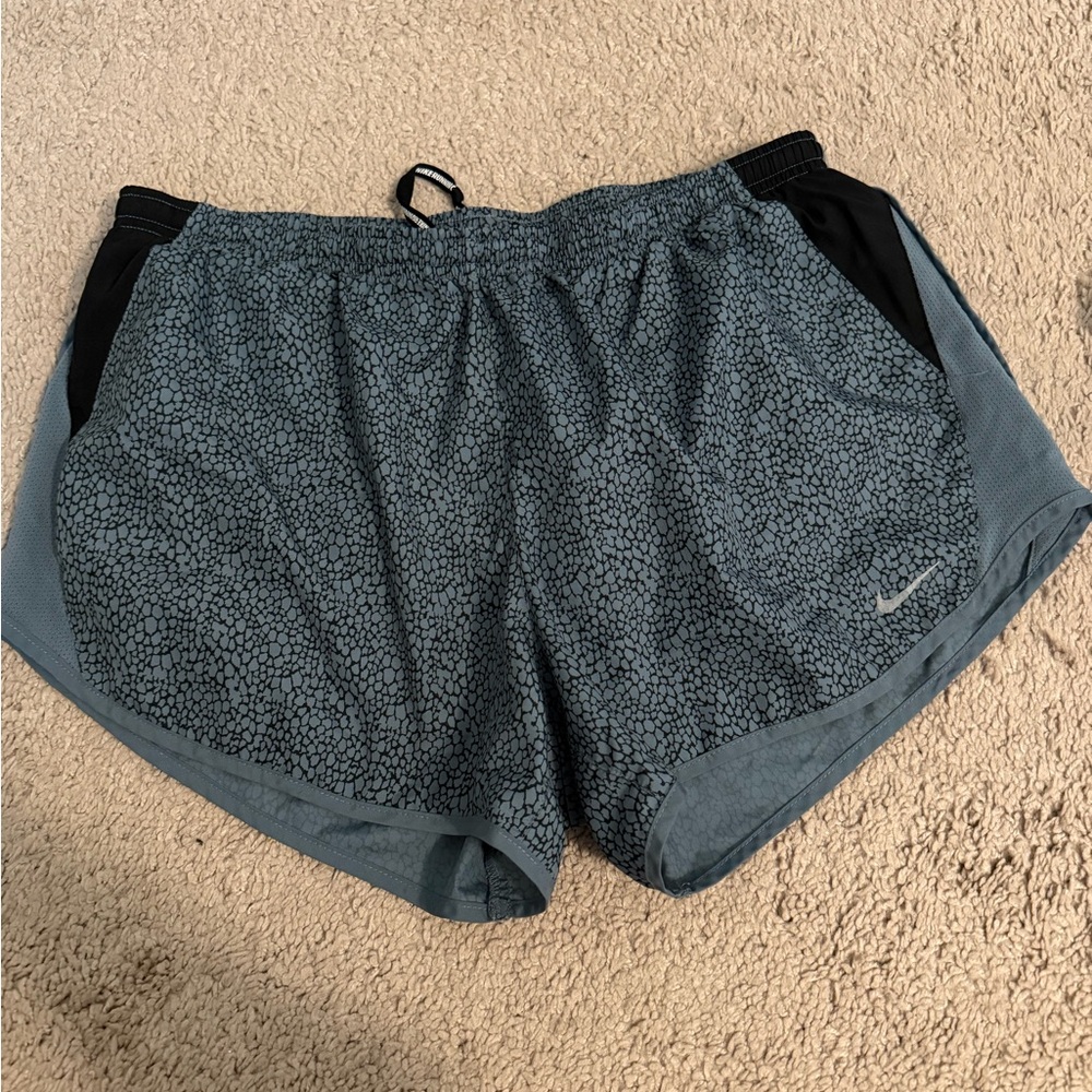 Nike Women's Patterned Gray Athletic Shorts
